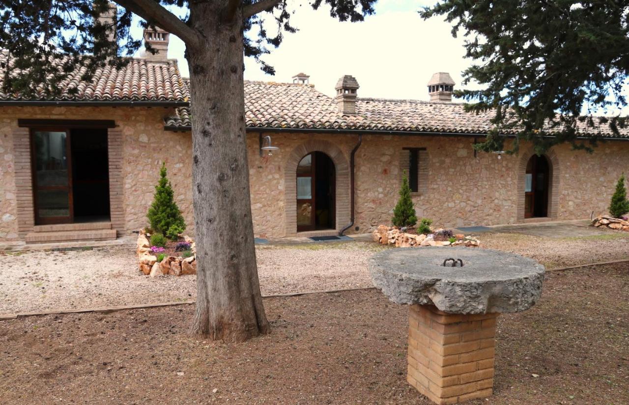 Corte Fratini Appartamenti Trevi Exterior foto