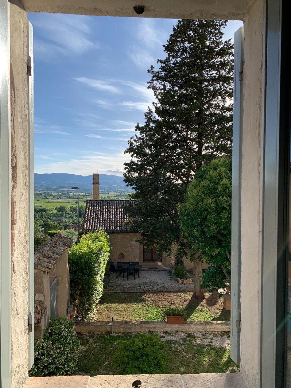 Corte Fratini Appartamenti Trevi Exterior foto